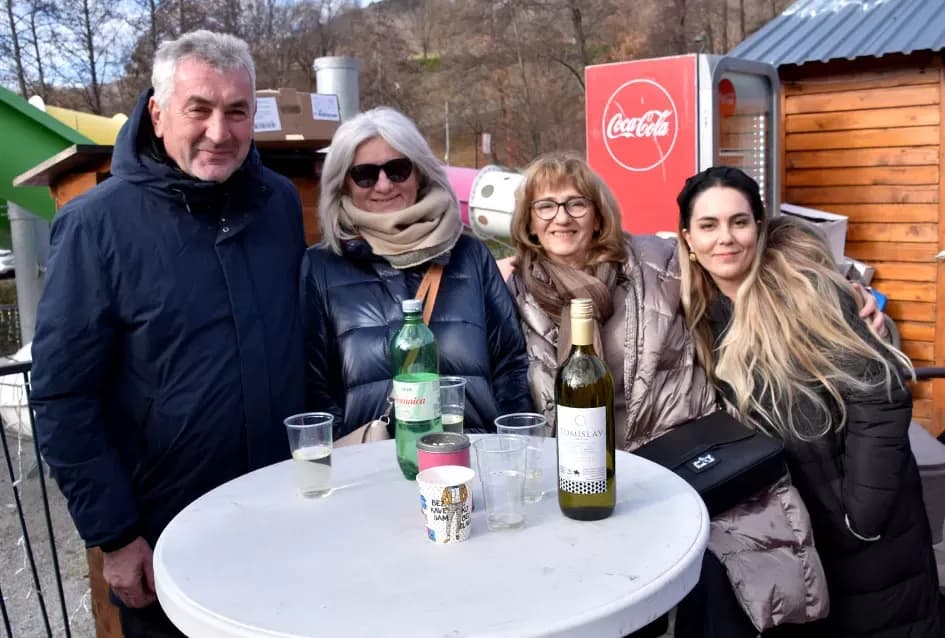 SPEKTAKL U VELIKOJ: Tisuće ljudi uz Luku Nižetića, klizalište i balone želja proslavilo „Popodnevnu Novu godinu“