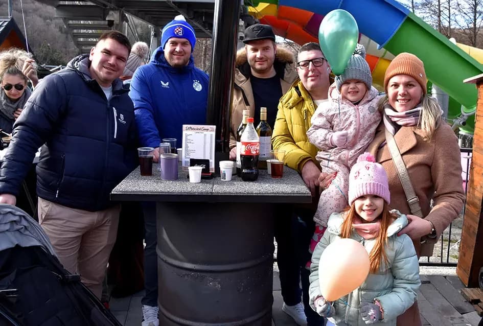 SPEKTAKL U VELIKOJ: Tisuće ljudi uz Luku Nižetića, klizalište i balone želja proslavilo „Popodnevnu Novu godinu“