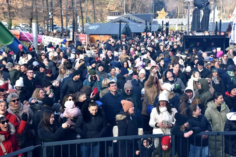 SPEKTAKL U VELIKOJ: Tisuće ljudi uz Luku Nižetića, klizalište i balone želja proslavilo „Popodnevnu Novu godinu“