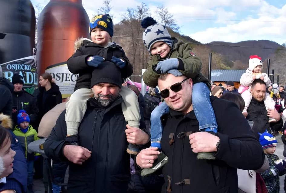 SPEKTAKL U VELIKOJ: Tisuće ljudi uz Luku Nižetića, klizalište i balone želja proslavilo „Popodnevnu Novu godinu“