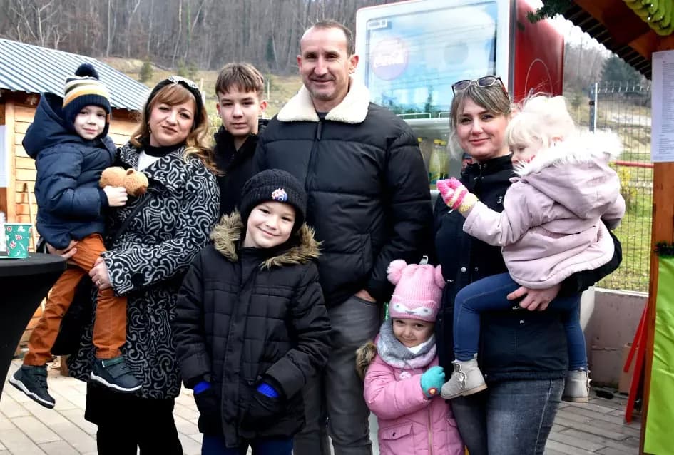 SPEKTAKL U VELIKOJ: Tisuće ljudi uz Luku Nižetića, klizalište i balone želja proslavilo „Popodnevnu Novu godinu“