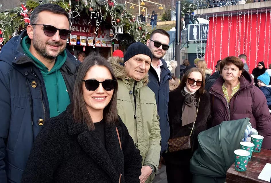 SPEKTAKL U VELIKOJ: Tisuće ljudi uz Luku Nižetića, klizalište i balone želja proslavilo „Popodnevnu Novu godinu“