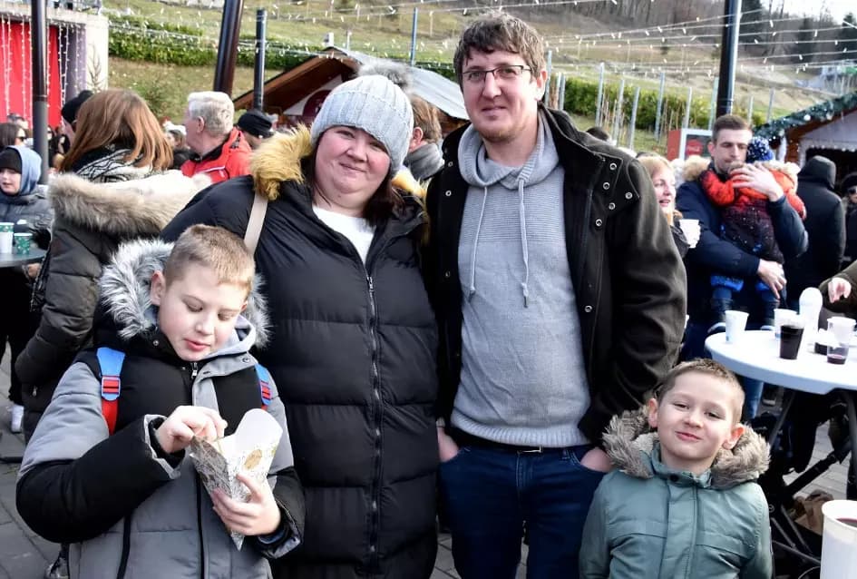 SPEKTAKL U VELIKOJ: Tisuće ljudi uz Luku Nižetića, klizalište i balone želja proslavilo „Popodnevnu Novu godinu“