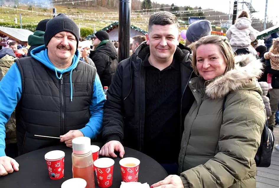 SPEKTAKL U VELIKOJ: Tisuće ljudi uz Luku Nižetića, klizalište i balone želja proslavilo „Popodnevnu Novu godinu“