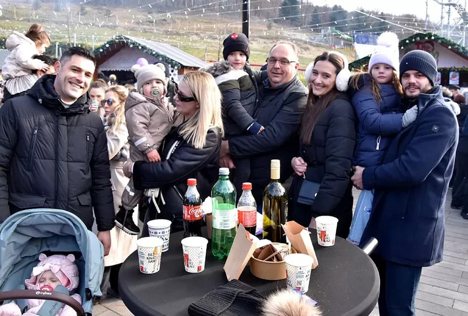 SPEKTAKL U VELIKOJ: Tisuće ljudi uz Luku Nižetića, klizalište i balone želja proslavilo „Popodnevnu Novu godinu“