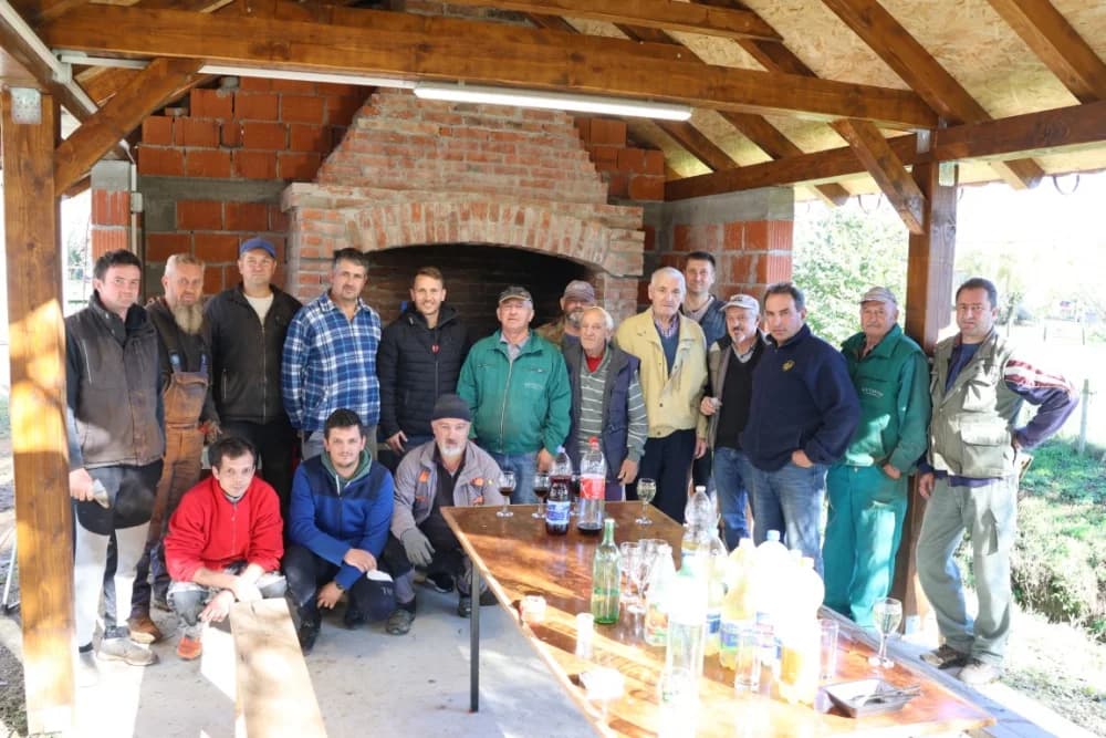 Kad se složne ruke mještana Lukača slože uz pomoć gradonačelnika puno toga se može