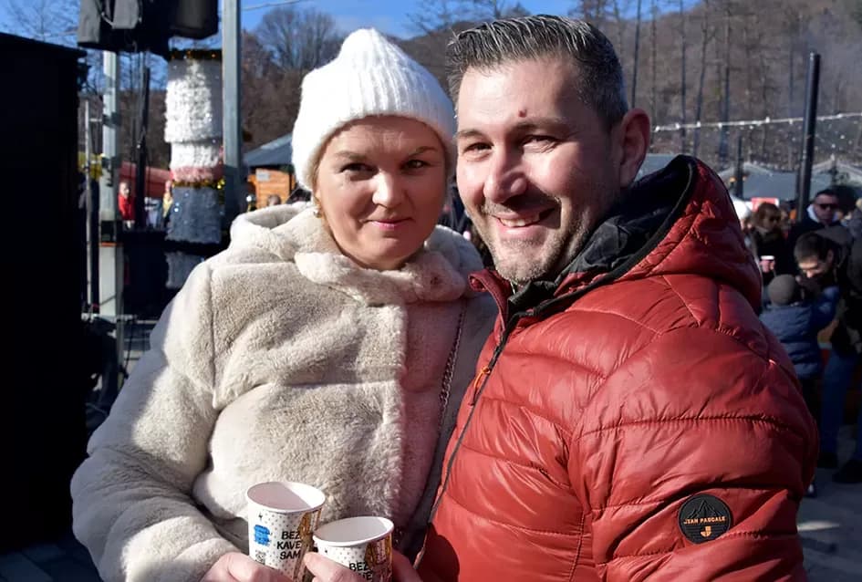 SPEKTAKL U VELIKOJ: Tisuće ljudi uz Luku Nižetića, klizalište i balone želja proslavilo „Popodnevnu Novu godinu“