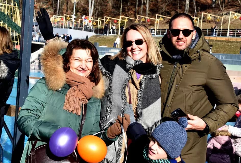 SPEKTAKL U VELIKOJ: Tisuće ljudi uz Luku Nižetića, klizalište i balone želja proslavilo „Popodnevnu Novu godinu“