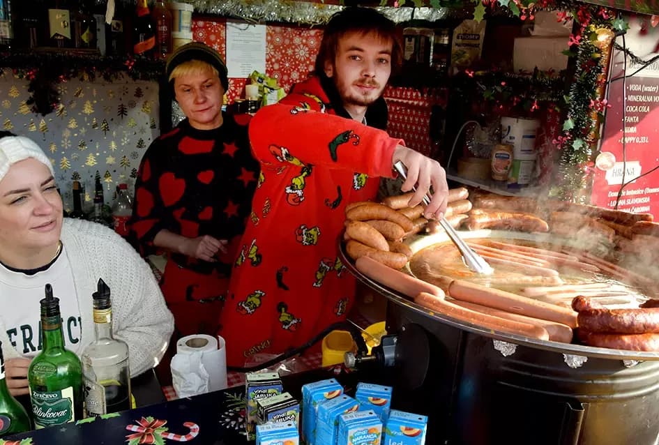 SPEKTAKL U VELIKOJ: Tisuće ljudi uz Luku Nižetića, klizalište i balone želja proslavilo „Popodnevnu Novu godinu“