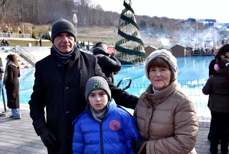 SPEKTAKL U VELIKOJ: Tisuće ljudi uz Luku Nižetića, klizalište i balone želja proslavilo „Popodnevnu Novu godinu“