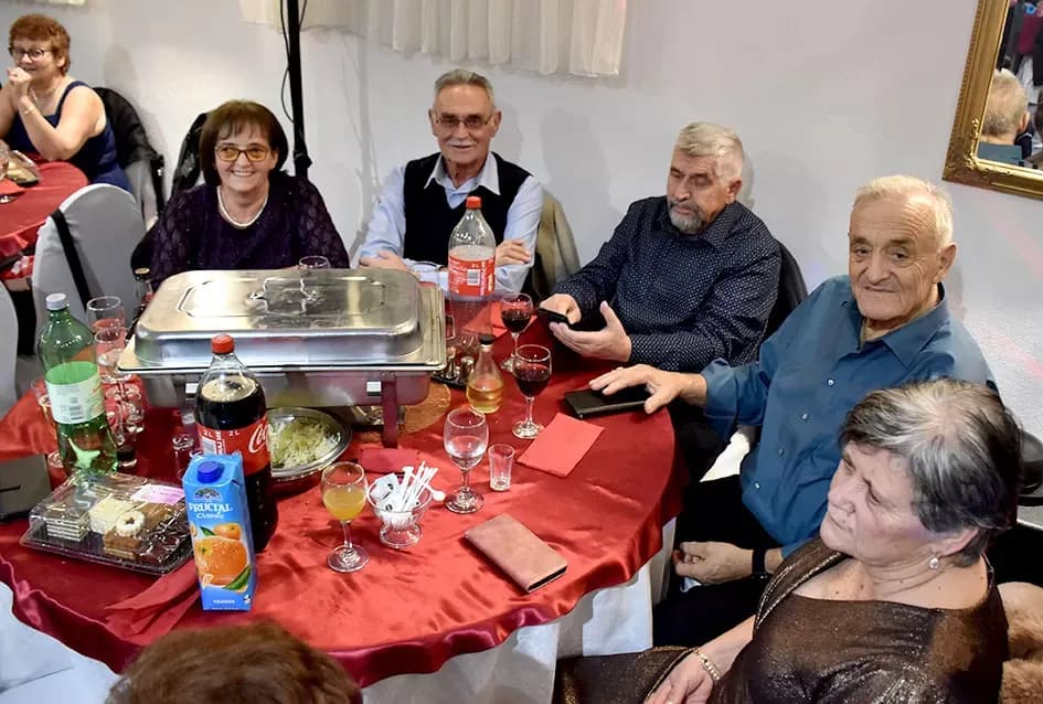 Doček Nove 2026. godine u dvorani Luku: Pjesma, ples i rođendanska slavlja uz grupu Gold