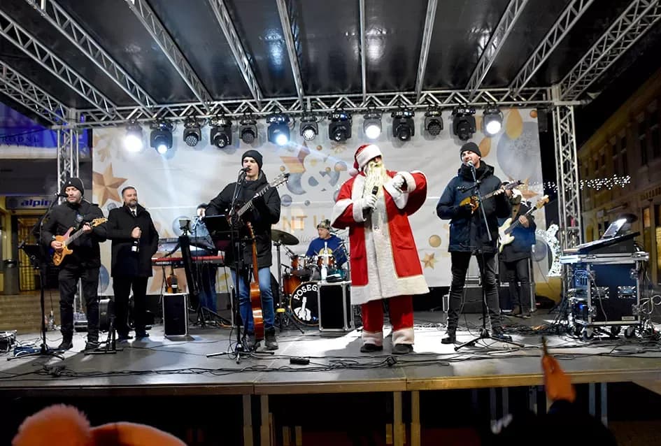 Posegana zagrijala Požegu: Pjesmom i kolom ušli u 2026.