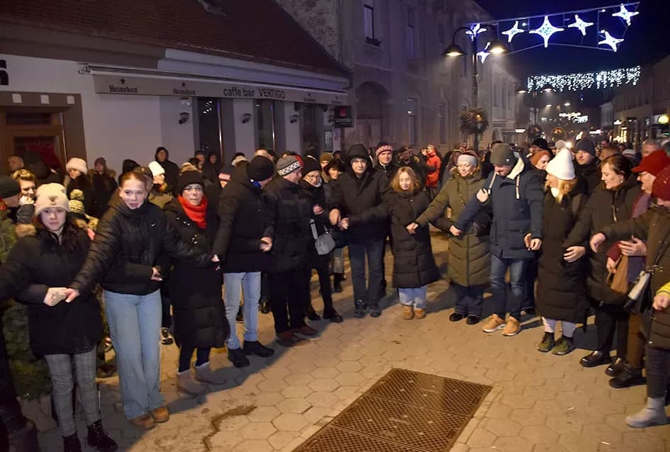Posegana zagrijala Požegu: Pjesmom i kolom ušli u 2026.