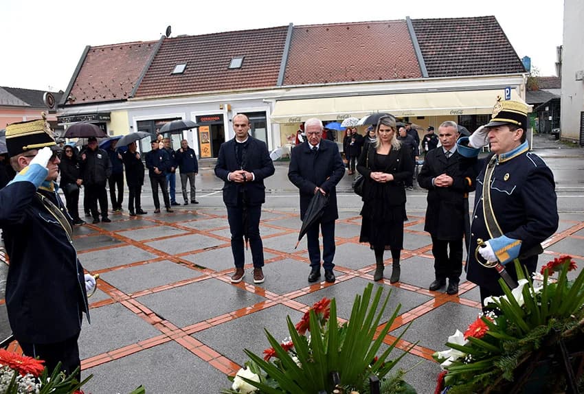 DAN SJEĆANJA NA ŽRTVU VUKOVARA I ŠKABRNJE: Položeni vijenci i zapaljene svijeće u Požegi