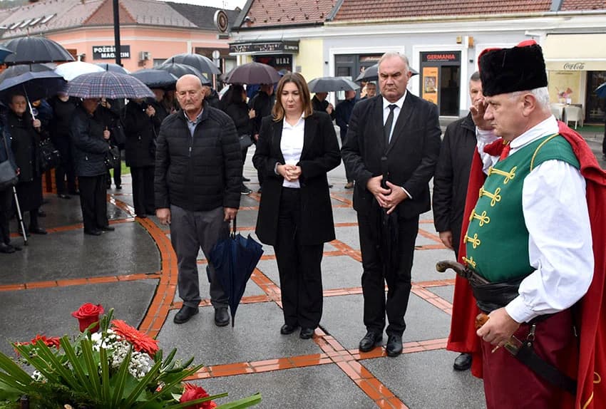 DAN SJEĆANJA NA ŽRTVU VUKOVARA I ŠKABRNJE: Položeni vijenci i zapaljene svijeće u Požegi