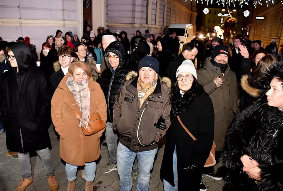 Posegana zagrijala Požegu: Pjesmom i kolom ušli u 2026.