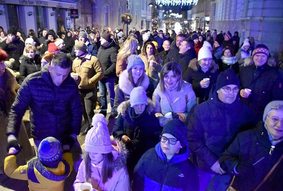 Posegana zagrijala Požegu: Pjesmom i kolom ušli u 2026.