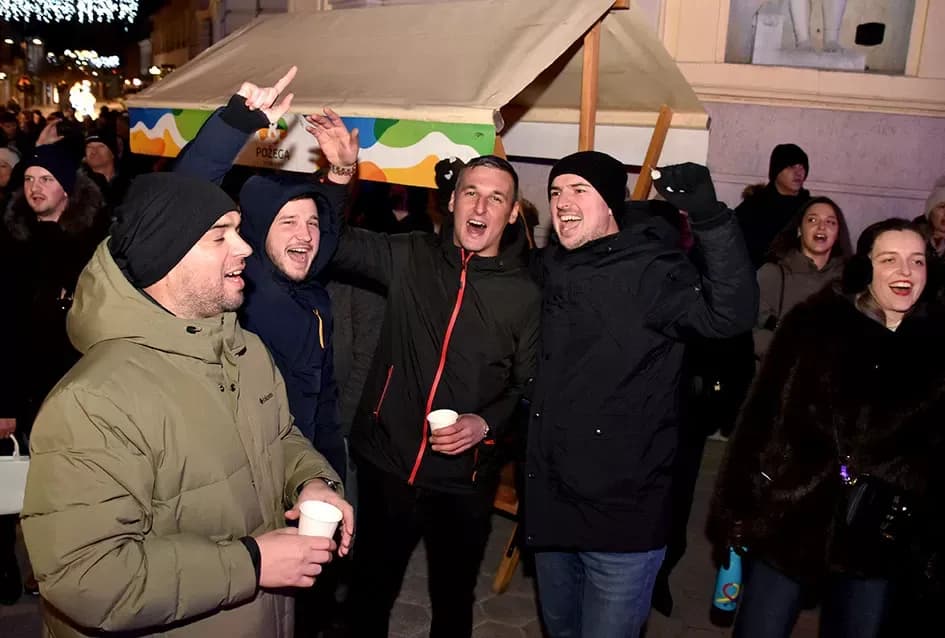 Posegana zagrijala Požegu: Pjesmom i kolom ušli u 2026.