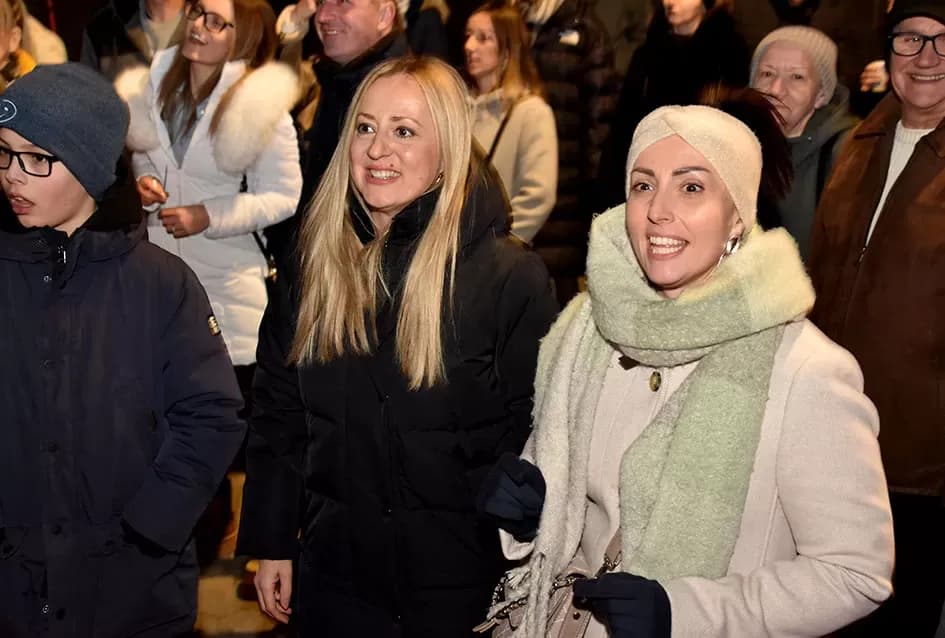 Posegana zagrijala Požegu: Pjesmom i kolom ušli u 2026.