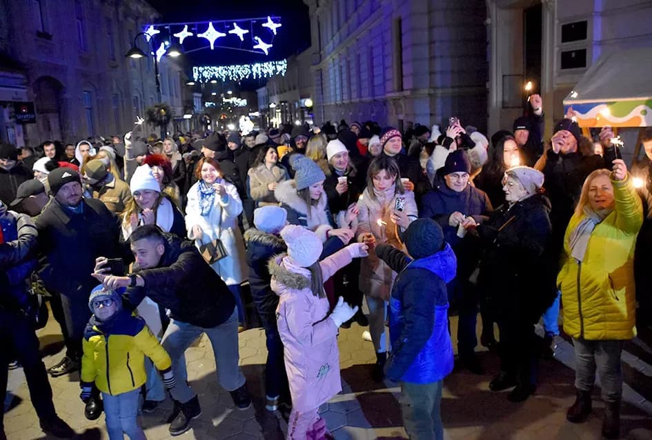 Posegana zagrijala Požegu: Pjesmom i kolom ušli u 2026.