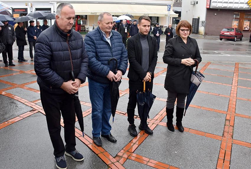 DAN SJEĆANJA NA ŽRTVU VUKOVARA I ŠKABRNJE: Položeni vijenci i zapaljene svijeće u Požegi