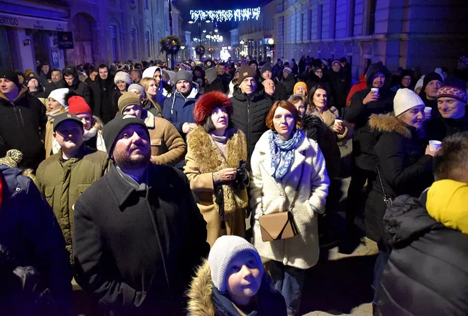 Posegana zagrijala Požegu: Pjesmom i kolom ušli u 2026.