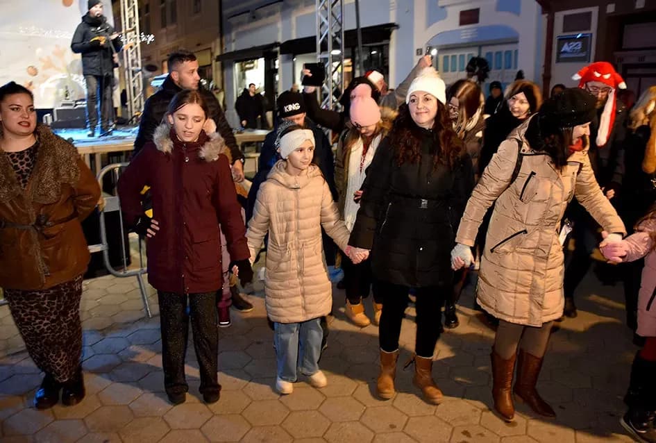 Posegana zagrijala Požegu: Pjesmom i kolom ušli u 2026.