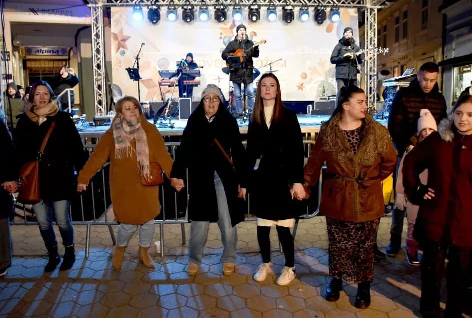 Posegana zagrijala Požegu: Pjesmom i kolom ušli u 2026.