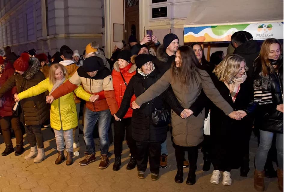 Posegana zagrijala Požegu: Pjesmom i kolom ušli u 2026.