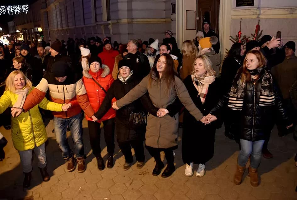 Posegana zagrijala Požegu: Pjesmom i kolom ušli u 2026.