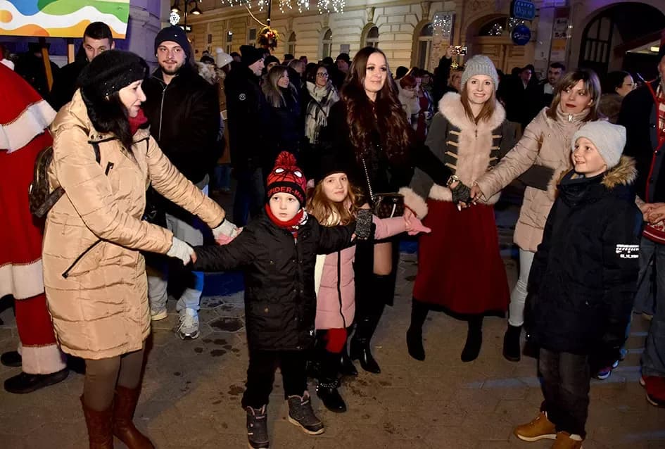 Posegana zagrijala Požegu: Pjesmom i kolom ušli u 2026.