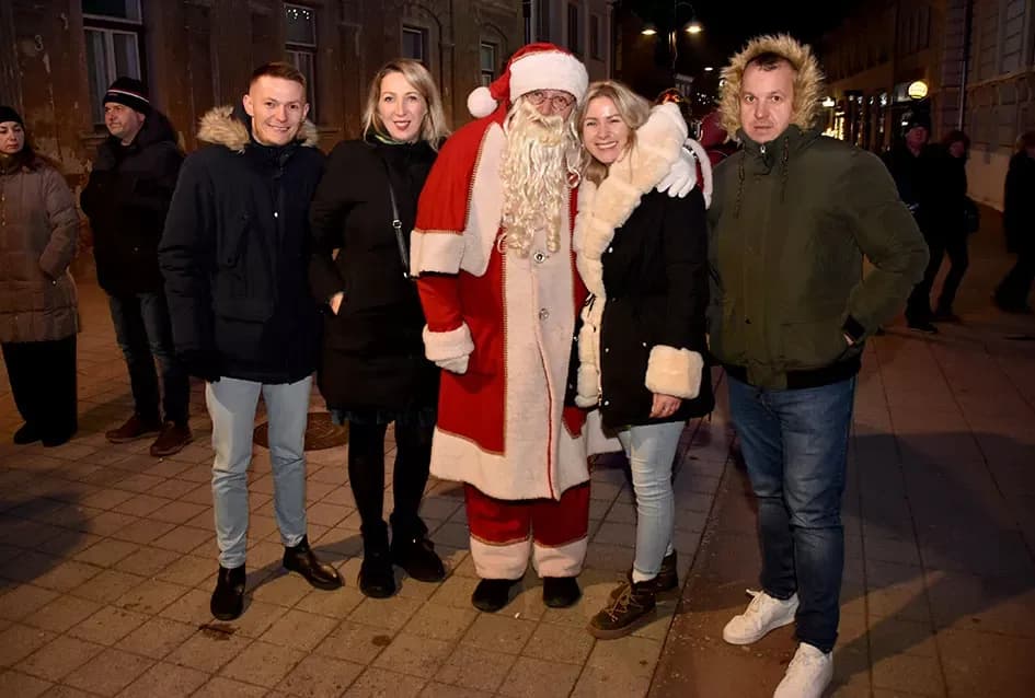 Posegana zagrijala Požegu: Pjesmom i kolom ušli u 2026.