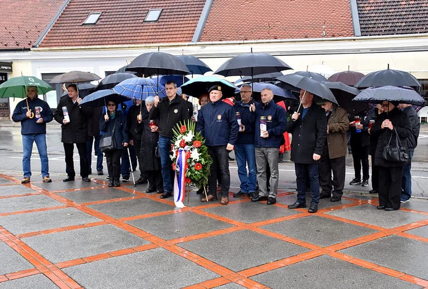 DAN SJEĆANJA NA ŽRTVU VUKOVARA I ŠKABRNJE: Položeni vijenci i zapaljene svijeće u Požegi