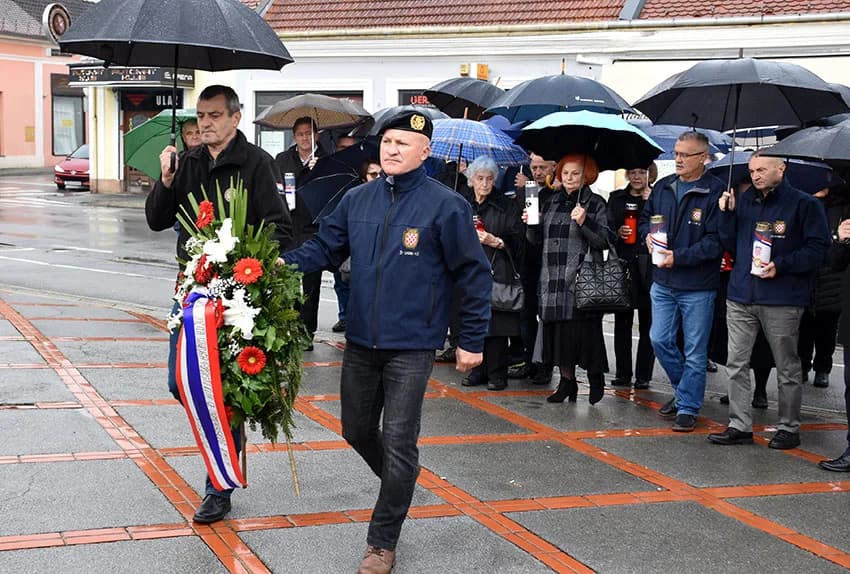 DAN SJEĆANJA NA ŽRTVU VUKOVARA I ŠKABRNJE: Položeni vijenci i zapaljene svijeće u Požegi