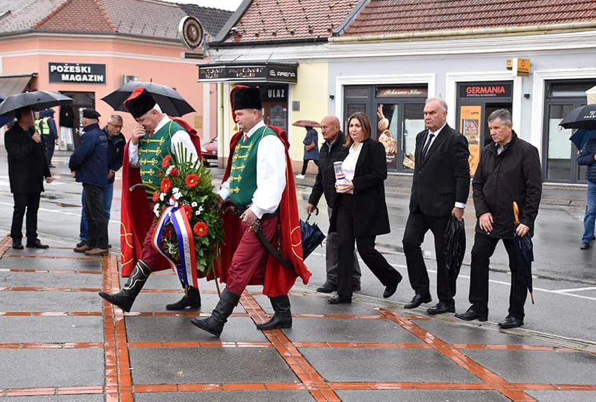 DAN SJEĆANJA NA ŽRTVU VUKOVARA I ŠKABRNJE: Položeni vijenci i zapaljene svijeće u Požegi