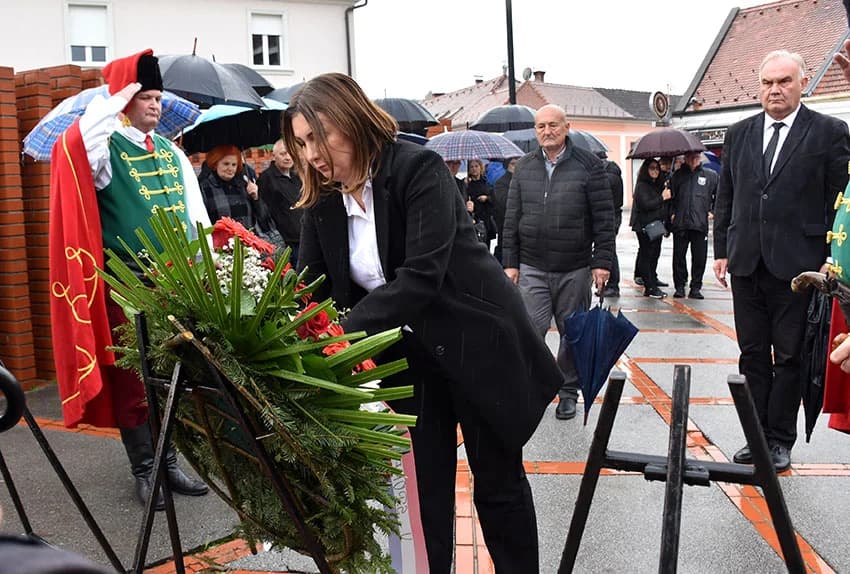 DAN SJEĆANJA NA ŽRTVU VUKOVARA I ŠKABRNJE: Položeni vijenci i zapaljene svijeće u Požegi