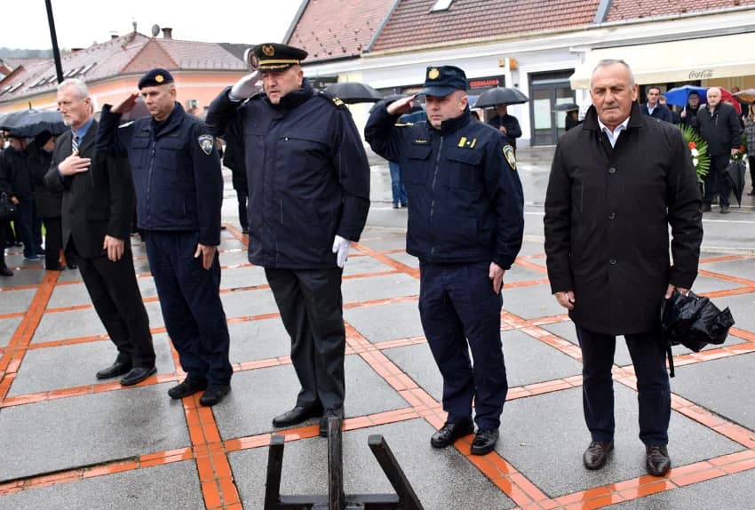 DAN SJEĆANJA NA ŽRTVU VUKOVARA I ŠKABRNJE: Položeni vijenci i zapaljene svijeće u Požegi