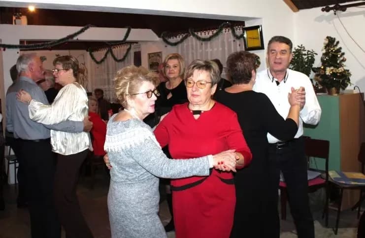 PLETERNIČKI UMIROVLJENICI: Uz glazbu, pjesmu i ples proslavili Novu godinu
