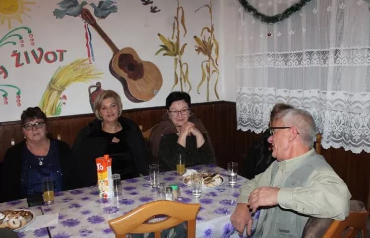 PLETERNIČKI UMIROVLJENICI: Uz glazbu, pjesmu i ples proslavili Novu godinu