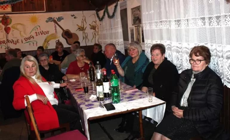 PLETERNIČKI UMIROVLJENICI: Uz glazbu, pjesmu i ples proslavili Novu godinu