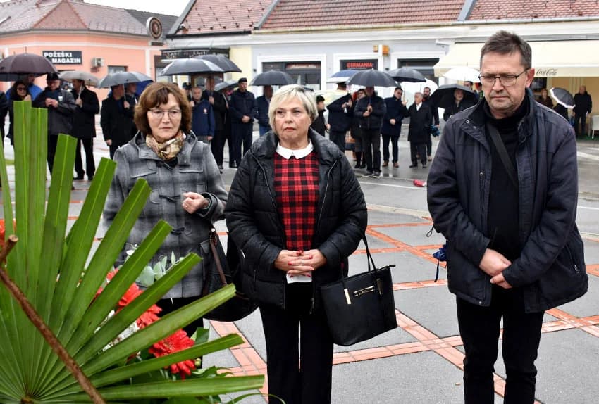DAN SJEĆANJA NA ŽRTVU VUKOVARA I ŠKABRNJE: Položeni vijenci i zapaljene svijeće u Požegi