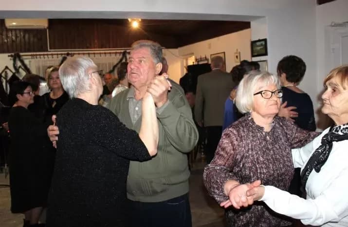 PLETERNIČKI UMIROVLJENICI: Uz glazbu, pjesmu i ples proslavili Novu godinu