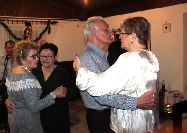 PLETERNIČKI UMIROVLJENICI: Uz glazbu, pjesmu i ples proslavili Novu godinu