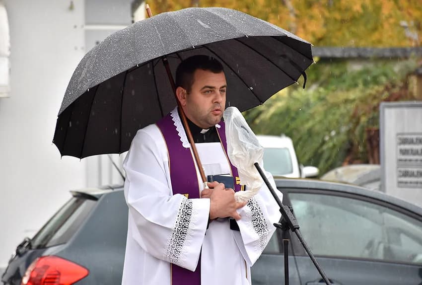 DAN SJEĆANJA NA ŽRTVU VUKOVARA I ŠKABRNJE: Položeni vijenci i zapaljene svijeće u Požegi