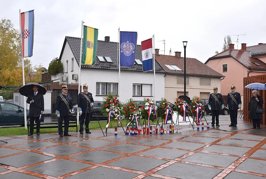 DAN SJEĆANJA NA ŽRTVU VUKOVARA I ŠKABRNJE: Položeni vijenci i zapaljene svijeće u Požegi