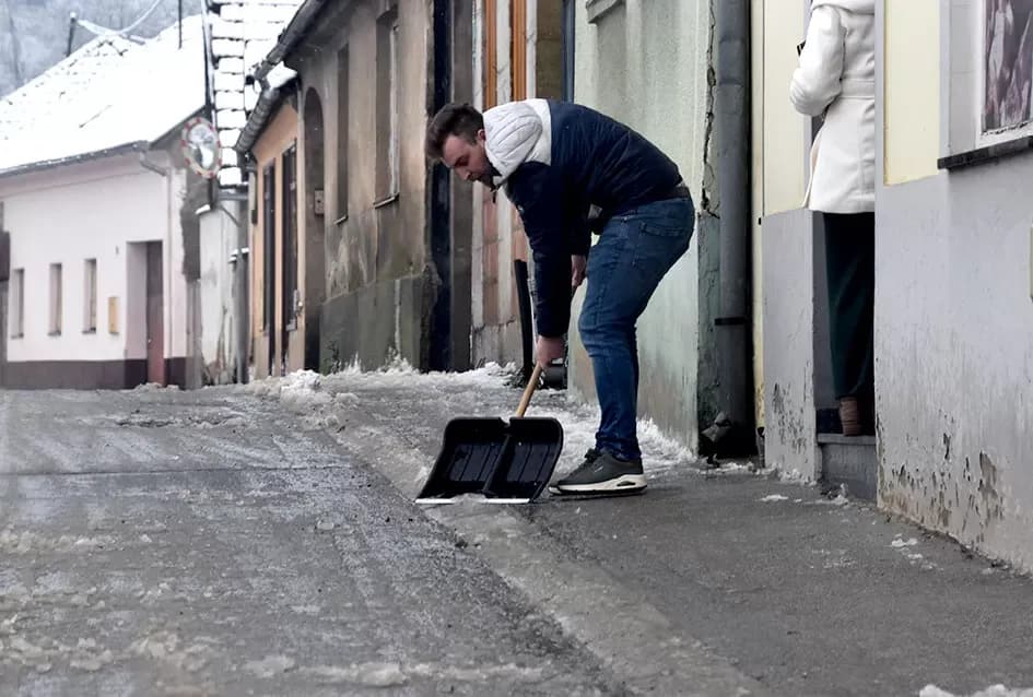 Požeština osvanula pod snijegom: Radost najmlađima i pune ruke posla komunalcima