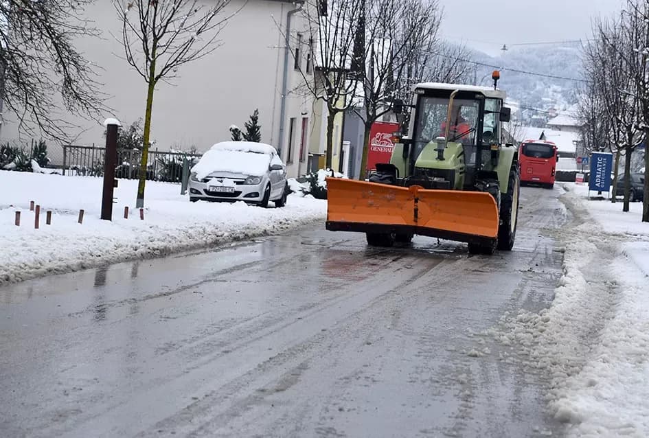 Požeština osvanula pod snijegom: Radost najmlađima i pune ruke posla komunalcima