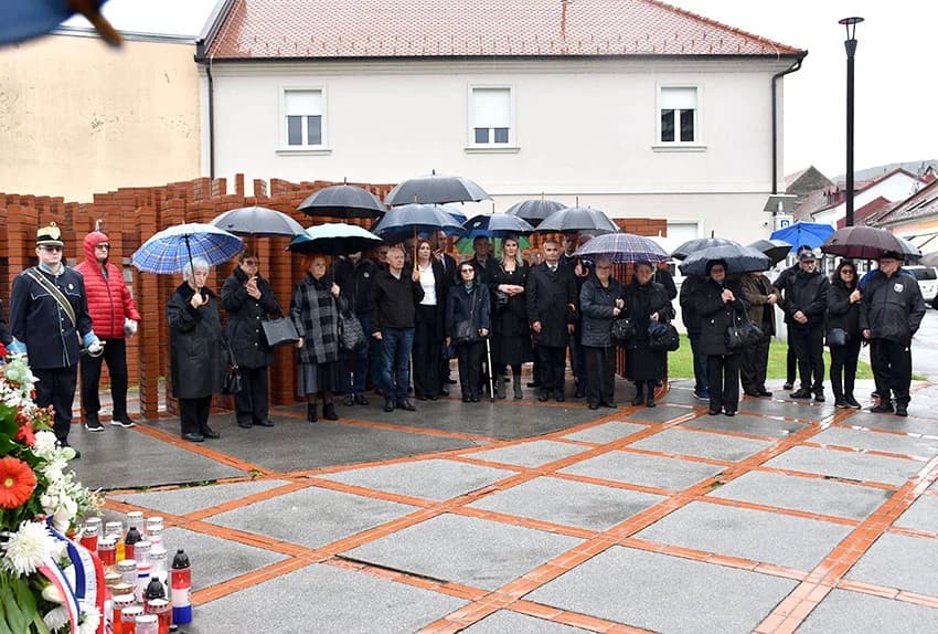 DAN SJEĆANJA NA ŽRTVU VUKOVARA I ŠKABRNJE: Položeni vijenci i zapaljene svijeće u Požegi