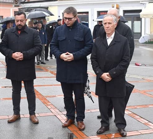 DAN SJEĆANJA NA ŽRTVU VUKOVARA I ŠKABRNJE: Položeni vijenci i zapaljene svijeće u Požegi