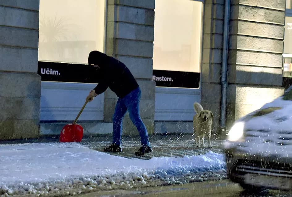 SNJEŽNA IDILA OKOVALA POŽEGU: Grad pod bijelim pokrivačem, zimske službe i građani od rane zore s lopatama u rukama